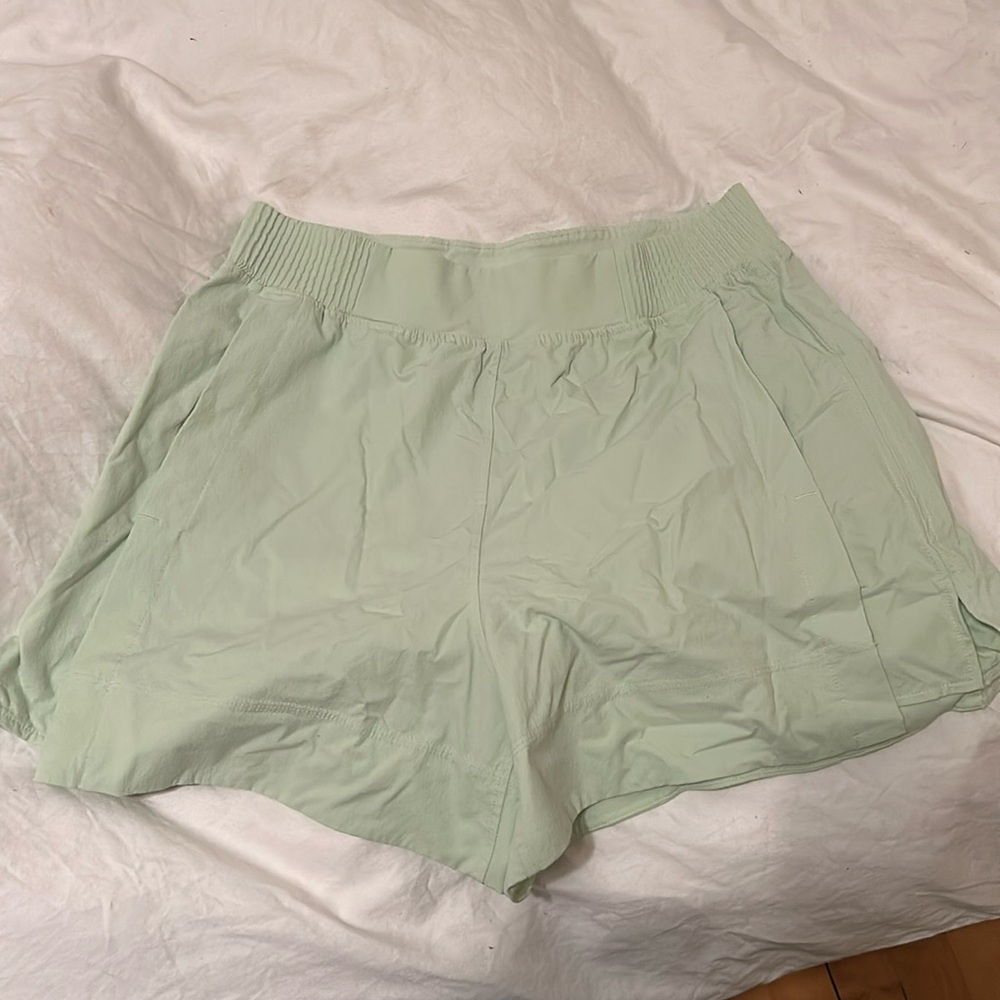 Lululemon stretch woven high-rise short, 4 inches ￼